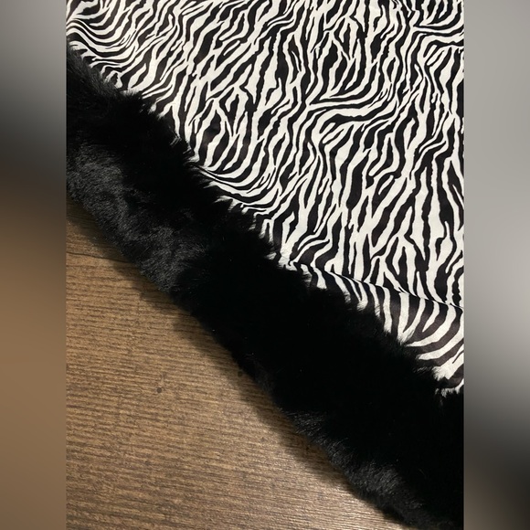 Elegant Zebra Print Poncho with Luxurious Faux Fur Trim -Versatile One Size NWT - Picture 7 of 13